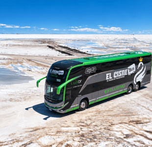Autobús de lujo en el salar