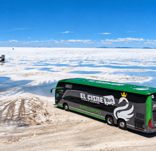 Autocar de lujo en el salar de Uyuni