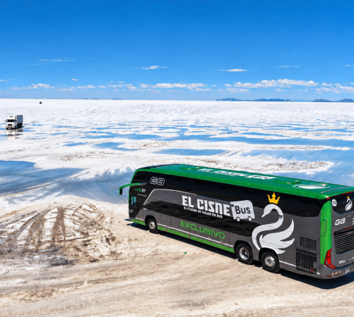 Autocar de lujo en el salar de Uyuni