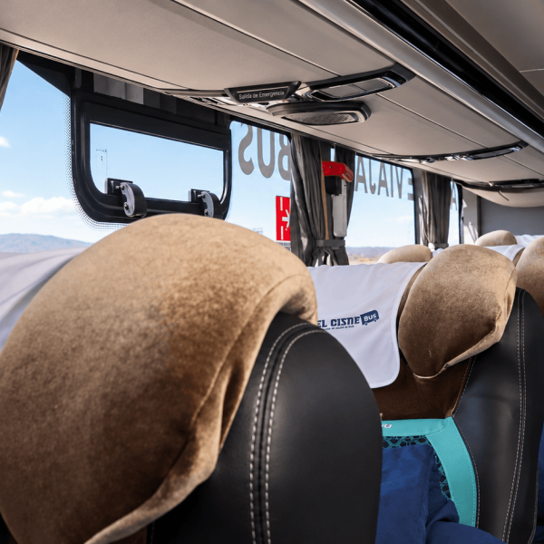 Interior moderno del autobús El Cisne